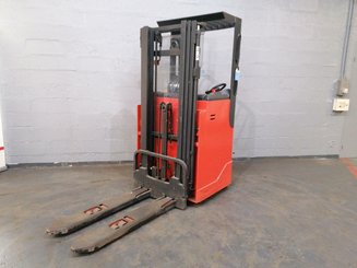 Sit-on pallet stacker with rider seated Fenwick L12 - 6