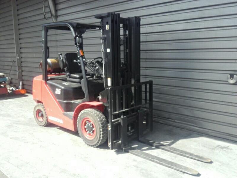 Four wheel front forklift Hangcha XF25G - 1