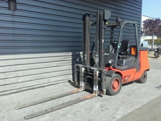 Four wheel front forklift Fenwick E40P - 1