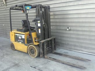 Four wheel front forklift Caterpillar EP25K-PAC - 1