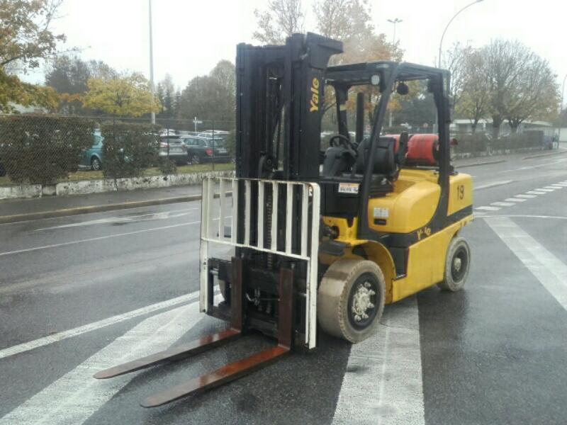 Four wheel counterbalanced forklift Yale GLP40 VX - 1