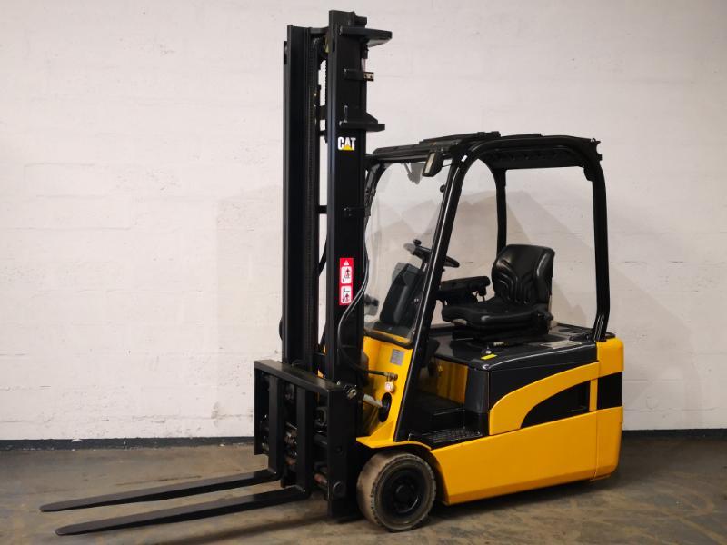 Three wheel counterbalanced forklift Caterpillar EP18NT - 1