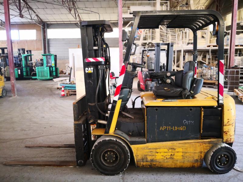 Four wheel counterbalanced forklift Caterpillar EP25K-PAC - 1