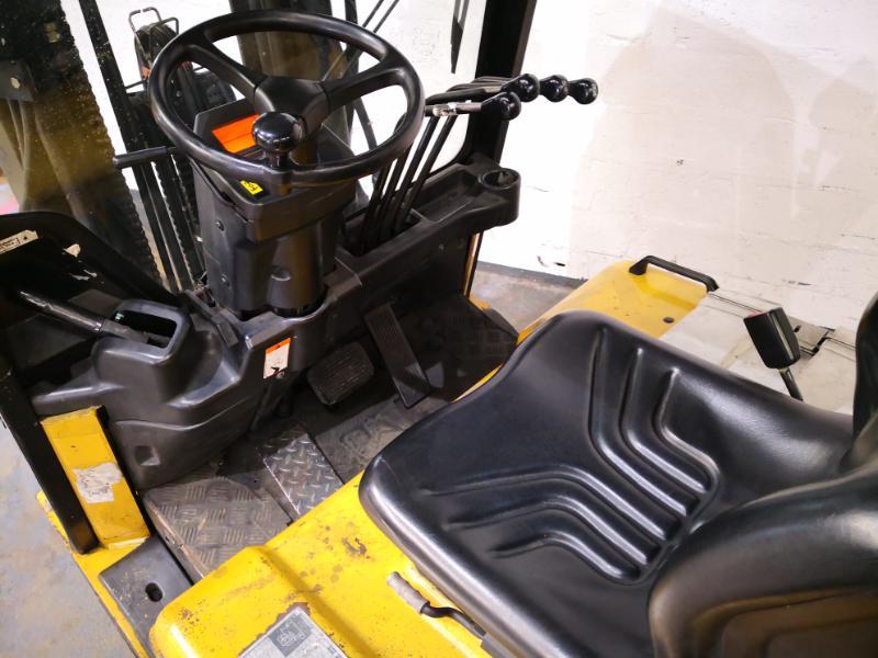 Four wheel counterbalanced forklift Caterpillar EP25K-PAC - 1