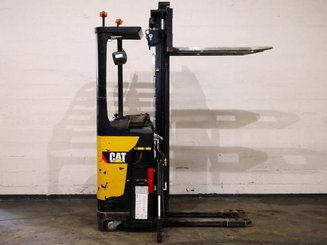 Stand-on pallet stacker Caterpillar NSR16N