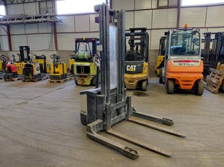 Straddle stacker Crown WS2300 1.8 - 3