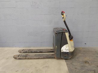 Pedestrian pallet truck Crown WP3020-2.0