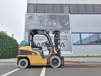 Four wheel front forklift Caterpillar GP25N