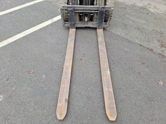 Four wheel front forklift Caterpillar GP25N