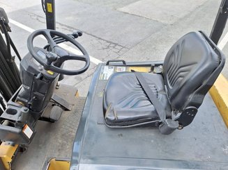 Four wheel front forklift Caterpillar EC25N - 12