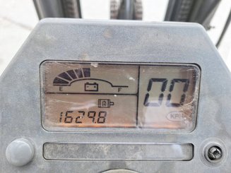 Four wheel front forklift Caterpillar EC25N - 16