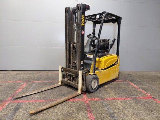 Three wheel front forklift Yale ERP18VT - 1