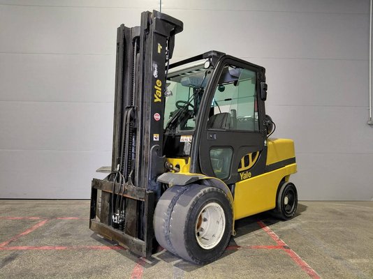 Four wheel front forklift Yale GLP55VX - 1