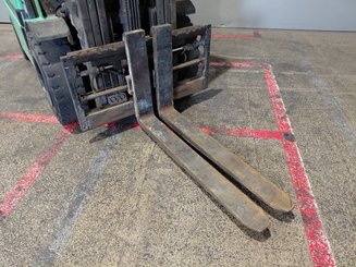 Four wheel front forklift Yale GDP30VX - 7