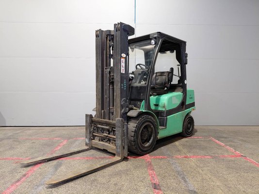 Four wheel front forklift Yale GDP30VX - 1