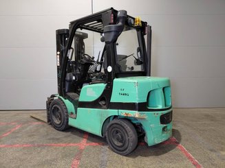Four wheel front forklift Yale GDP30VX - 3
