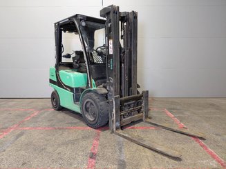 Four wheel front forklift Yale GDP30VX