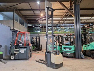 Pedestrian pallet stacker Crown ESI4000-12 - 15