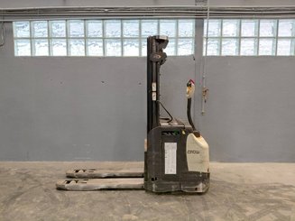 Pedestrian pallet stacker Crown ESI4000-12 - 6