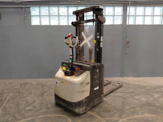Pedestrian pallet stacker Crown ESI4000-12 - 4