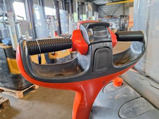 Pedestrian pallet stacker Fenwick L16 - 18