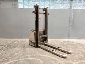 Pedestrian pallet stacker Crown WF3000 1.2