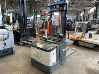 Pedestrian pallet stacker Crown WE2300-16