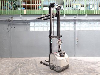 Pedestrian pallet stacker Crown WF3000 1.2