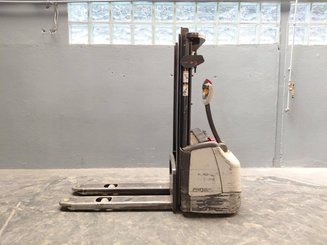 Pedestrian pallet stacker Crown WF3000 1.2