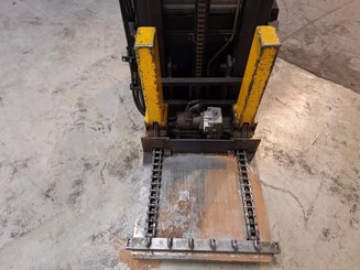 Pedestrian pallet stacker Crown WE2300-16