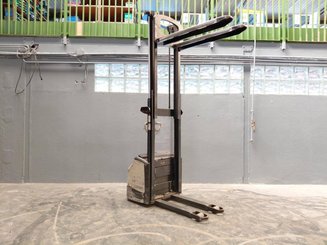 Pedestrian pallet stacker Crown WF3000 1.2