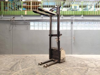 Pedestrian pallet stacker Crown WF3000 1.2