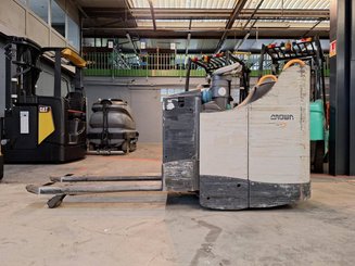 Stand-on pallet truck Crown WT3040 2.00