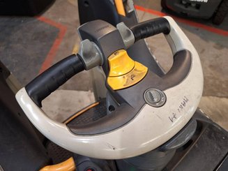 Stand-on pallet truck Crown WT3040 2.00