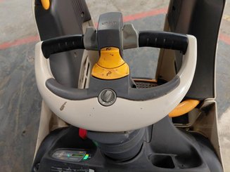 Stand-on pallet truck Crown WT3040 2.00 - 6