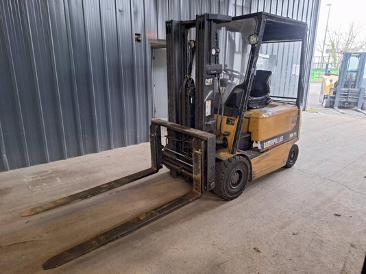 Four wheel front forklift Caterpillar EP25K-PAC - 1
