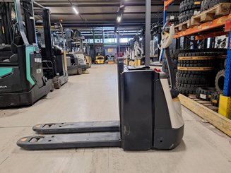 Pedestrian pallet truck Crown WP3080 - 5