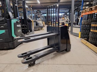 Pedestrian pallet truck Crown WP3080 - 11