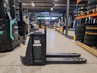 Pedestrian pallet truck Crown WP3080 - 7
