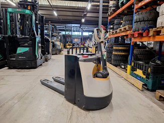 Pedestrian pallet truck Crown WP3080 - 6