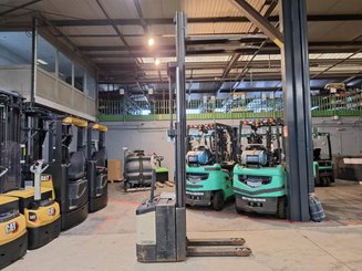 Pedestrian pallet stacker Crown WE2300-16 - 10