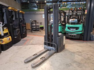 Pedestrian pallet stacker Crown WE2300-16 - 1