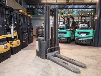 Pedestrian pallet stacker Crown WE2300-16 - 1