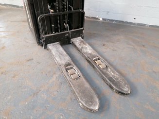Stacker truck with folding platform Hangcha CDD16-AZ3S