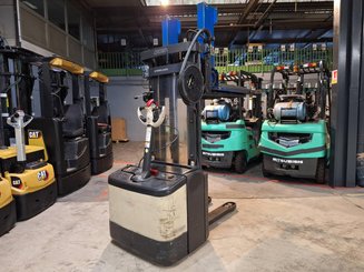 Pedestrian pallet stacker Crown WE2300-16