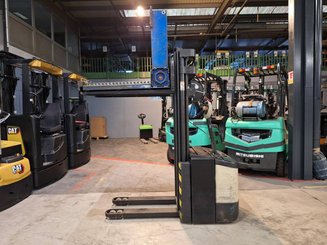 Pedestrian pallet stacker Crown WE2300-16 - 13