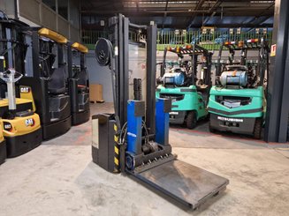Pedestrian pallet stacker Crown WE2300-16 - 1