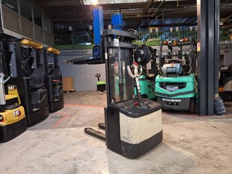 Pedestrian pallet stacker Crown WE2300-16 - 8