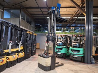 Pedestrian pallet stacker Crown WE2300-16 - 18