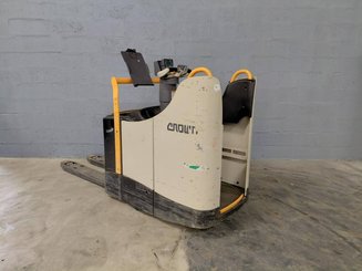 Stand-on pallet truck Crown WT3040 - 1